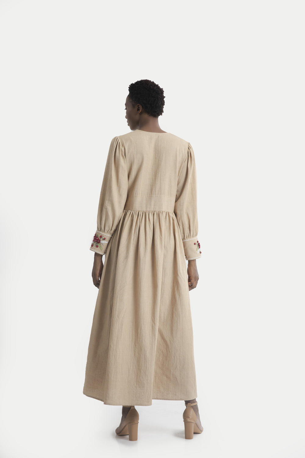 فستان كلوي ذو الأكمام الوردية