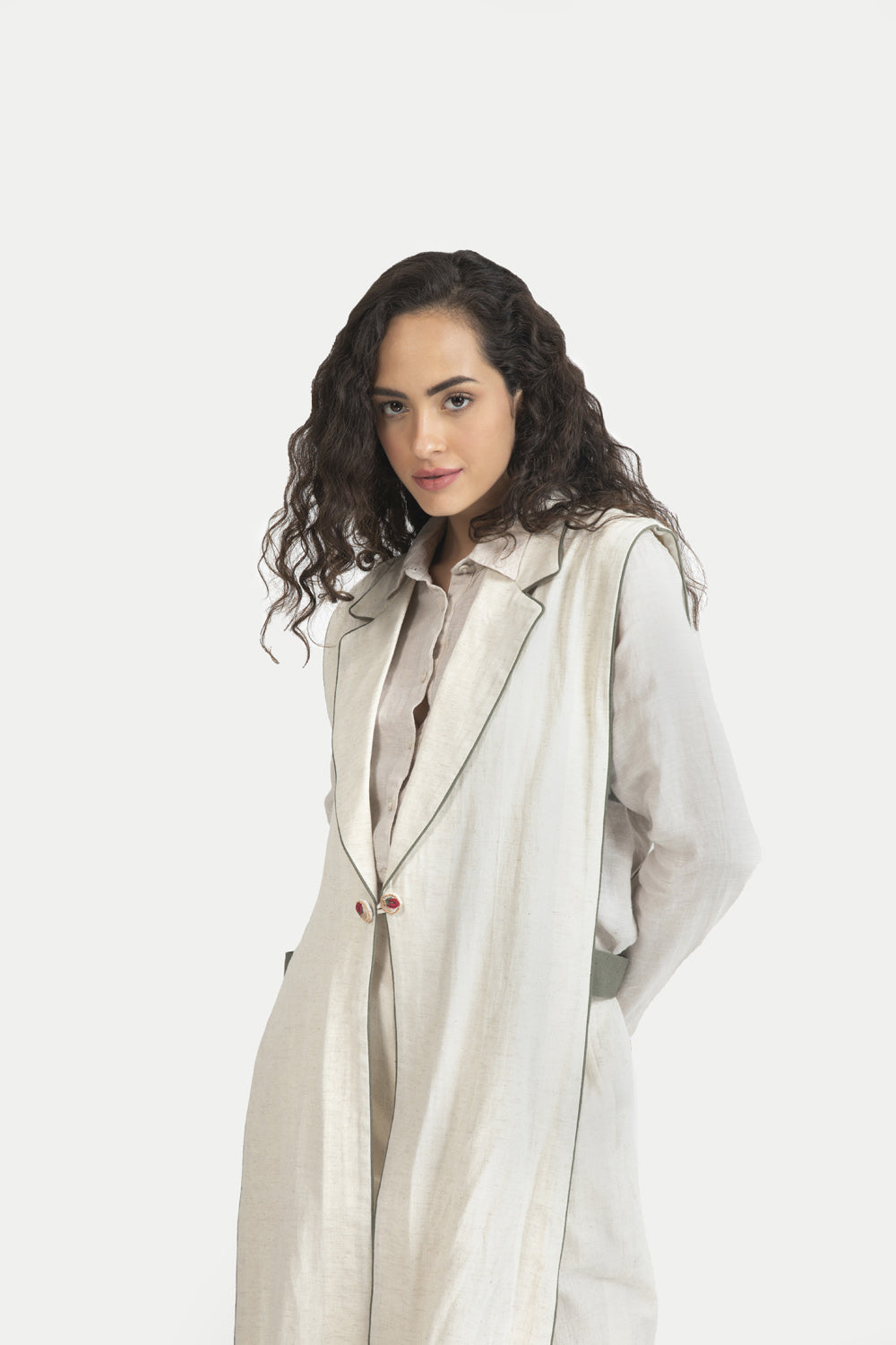 جاكيت طويل بدون درزات من ليانا